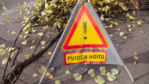 Puiden hoitotyöstä varoittava liikennemerkki.