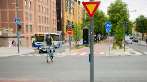 Pyöräilijä ylittämässä Rautatiekatua Rongankadulta.