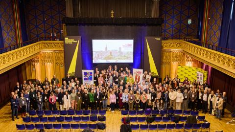 Festivaalikongressin osallistujia ryhmäkuvassa.