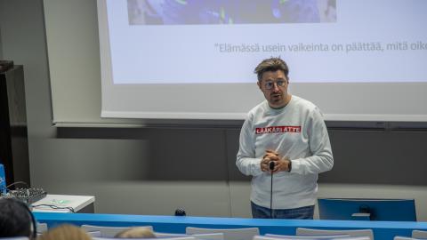Lääkäri Atte Virolainen luennoi opiskelijoille.