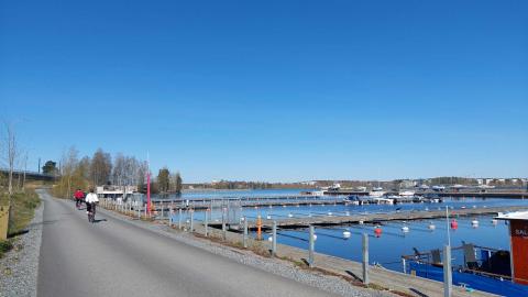 Pyöräilijöitä rantareitillä venelaitureiden kohdalla.