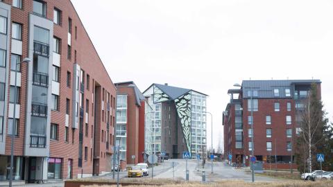 Kerrostaloja ja pääkatu Vuoreksessa.