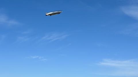 Kelluun ilmalaiva taivaalla.