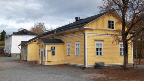 Keltainen puurakenteinen koulurakennus.