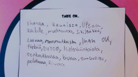 Kuvassa käsinkirjoitettua tekstiä, jossa jatketaan useilla sanoilla lausetta Taide on.