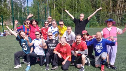 Leinolan koulun henkilökuntaa nurmikentällä.