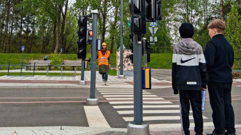 Nuoria Liikennepuiston jalkakäytävällä.