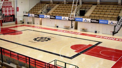 Pyynikin palloiluhallin pelikenttä.