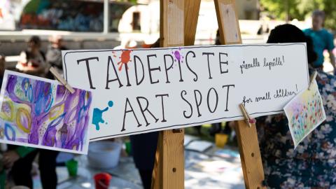 Kuva ulkotapahtuman taidepisteestä ja sen kyltistä.
