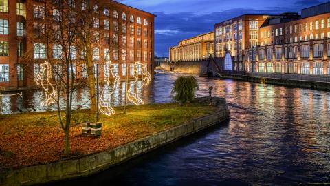 Tammerkosken keskiuoma valaistuna ja Konsulinsaaren valohevoset.