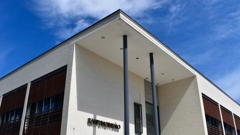 Rakennus, jonka edessä kaksi pylvästä. Seinässä lukee "kaupungintalo".