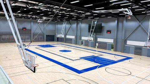 Tesoman palloiluhallin liikuntasali.