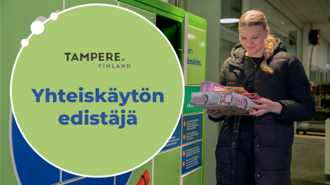 Henkilö kantaa lautapelejä käsissään.
