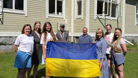 Apulaispormestari Anne-Mari Jussila pitää Ukrainan lippua kiovalaisnuorten kanssa.