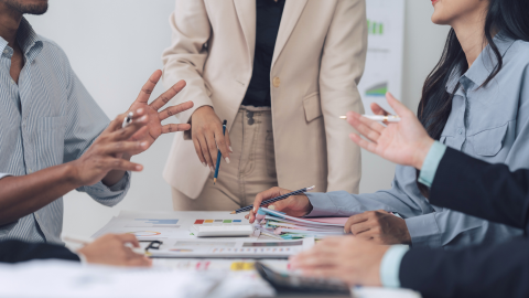 Ihmiset neuvottelevat pöydän ääressä.