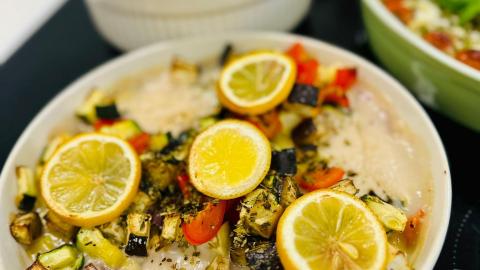 Kasvispohjainen ruoka tarjolla sitruunoilla koristeltuna.