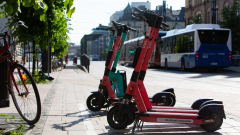 Sähköpotkulautoja parkkeerattuna Hämeenkadun varressa.