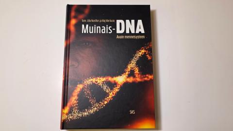 Kirjan kannessa DNA-rihmasto ja osittain näkyvät ihmisen kasvot. Teksti Muinais-DNA.
