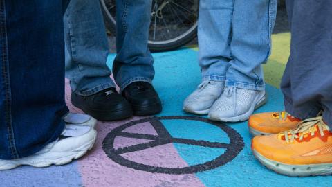 Nuoria seisomassa yhdessä