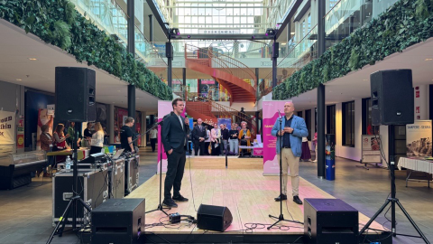 Deputy mayors Jaakko Mustakallio and Ilkka Porttikivi speaking on stage.