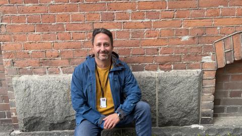 Klaus katsoo hymyillen suoraan kameraan polviseisonnassa.