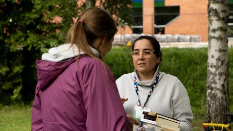 Kaksi ihmistä keskustelee puistossa.