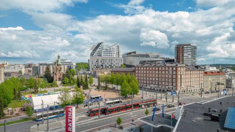 Ilmakuvassa näkymä Tampereen keskustaan Sorin aukiolle ja Nokia Arenalle.