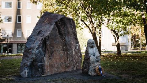 Kaksi kivenlohkaretta, joissa toisessa lottaaiheinen reliefi ja toinen muistuttaa pikkutyttöä. 