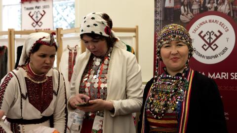 Naisia kansallispuvuissaan.