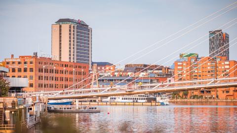 Näkymä Ratinan suvannosta, jonka taustalla häämöttää Ilves- ja Tornihotellit. Etualalla Laukonsilta.