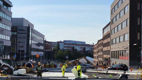 Työntekijöitä Hatanpään valtatien ja Tampereen valtatien risteyksen ratikkatyömaalla.