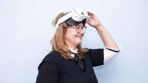 Nainen pitelee otsallaan älylaseja.