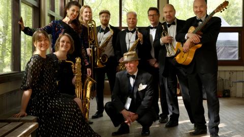 Swing Doctors yhtye poseeraa soittimiensa kanssa.