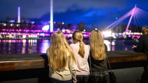 Nuoria seisomassa sillalla