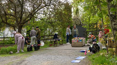 Kuvassa ihmisiä Haiharassa. Ihmiset ovat kerääntyneet yhteen keväiseen tapahtumaan, jossa on viljelylaatikoita ja kulttuurisisältöjä.