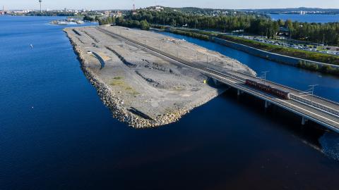 Kuvassa Näsisaari ja Ratikka kulkemassa sillalla.