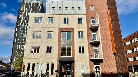 Viisikerroksinen Startup-talo Platform6 edestä päin kuvattuna. Taustalla näkyy musta Torni-hotelli.