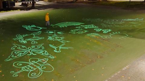 Maassa erilaisia ötököitä valoinstallaationa toteutettuna.