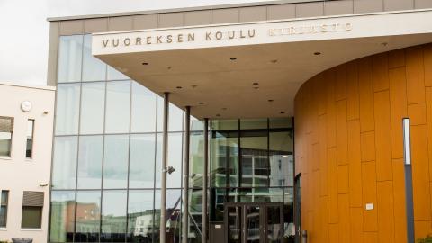 Vuores-talon pääsisäänkäynti ulkoa. 