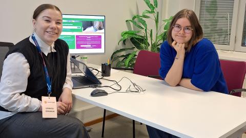 Kuvassa nuori ja opinto-ohjaaja Ohjaamolla