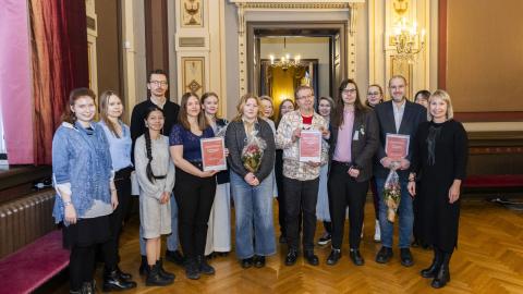 Palkittujen joukko Raatihuoneella.