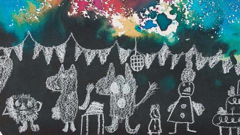 Lapsen taiteilema teos, jossa muumimaiset hahmot juhlivat värikkään taivaan alla. 