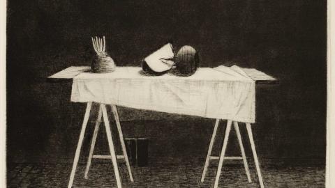 Mustavalkoinen grafiikanvedos dramaattisesti valaistusta pukkijalkaisesta pöydästä, jossa vinosti asetellun valkoisen pöytäliinan päälle on koottu asetelma kolmesta juureksesta.