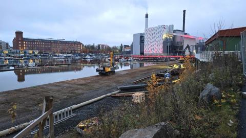 Työkone  Naistenlahden satamassa ja Naistenlahden voimala.