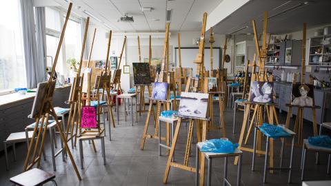 maalaustelineitä luokassa