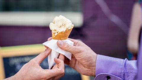 Kuvassa kaksi kättä, joista toinen ojentaa toiselle jäätelötötterön.