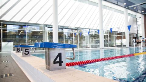 uimahallin allastila, hyppyjakkara ja uima-allas
