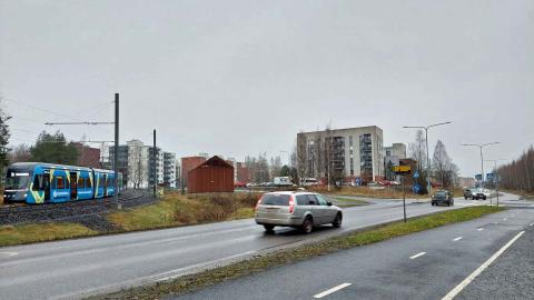 Ratikka ja autoliikennettä Hervannan valtaväylällä.