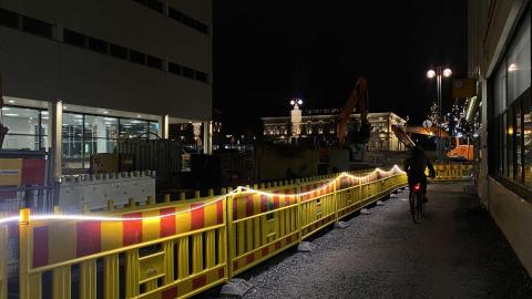 Valaistua työmaa-aitaa Puutarhakadulla työmaalla pimeällä.