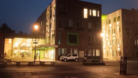 Teklun rakennus aamuhämärässä.